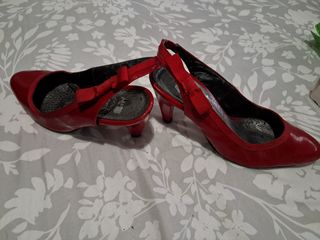 Zapatos rojos de tacón con lazo