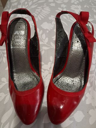 Zapatos rojos de tacón con lazo