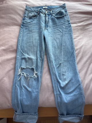 Pantalón vaquero desgastado ( es de mango teen) 