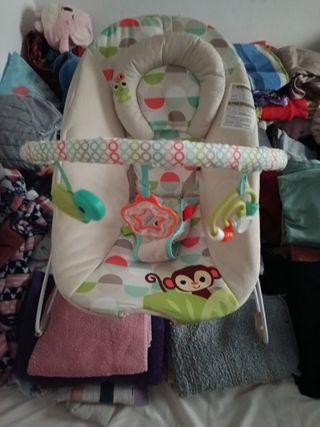 Mecedora para bebé con juguetes