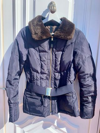 Plumífero Zara azul marino con cinturón