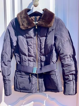 Plumífero Zara azul marino con cinturón