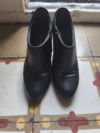Botines de piel negros