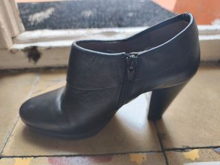 Botines de piel negros