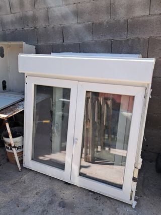 Ventana blanca doble con persiana