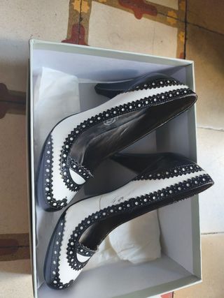Zapatos de tacón retro blanco y negro
