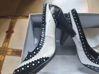 Zapatos de tacón retro blanco y negro