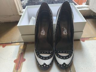 Zapatos de tacón retro blanco y negro