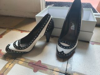 Zapatos de tacón retro blanco y negro
