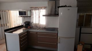 Cocina con todos los electrodomésticos 