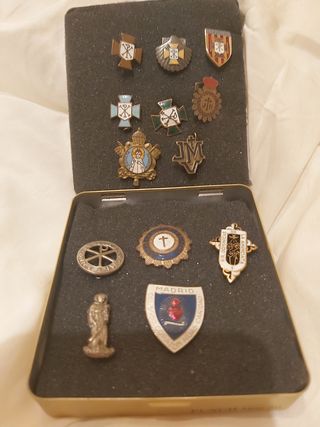 Lote insignias religiosas antiguas.13 unidades 