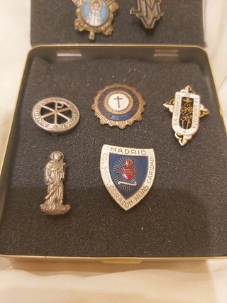 Lote insignias religiosas antiguas.13 unidades 