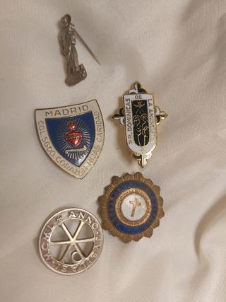 Lote insignias religiosas antiguas.13 unidades 