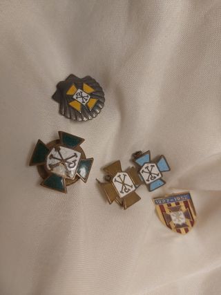 Lote insignias religiosas antiguas.13 unidades 