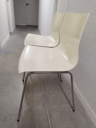 4 Sillas Modernas Blancas y Plateadas