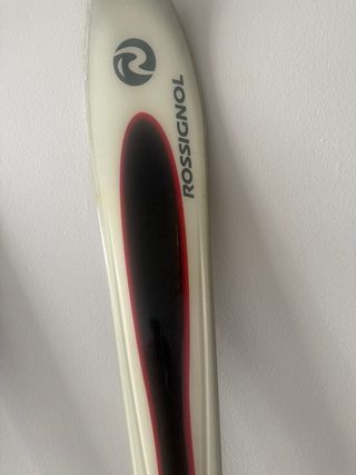 Esquís Rossignol con bastones y botas en mochila