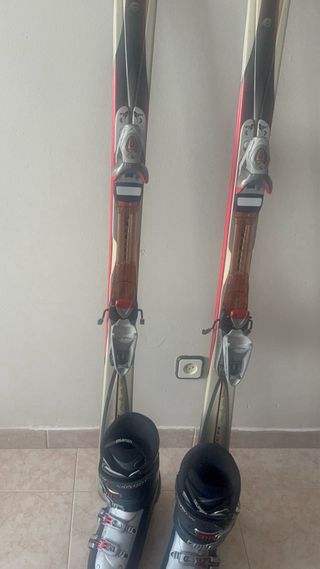 Esquís Rossignol con bastones y botas en mochila