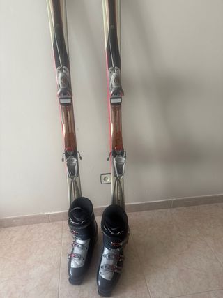 Esquís Rossignol con bastones y botas en mochila