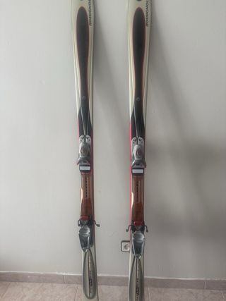 Esquís Rossignol con bastones y botas en mochila