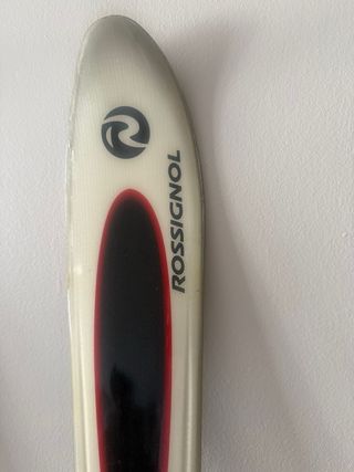 Esquís Rossignol con bastones y botas en mochila