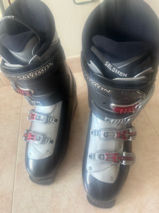 Esquís Rossignol con bastones y botas en mochila