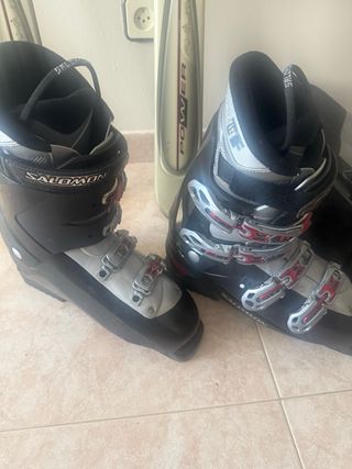 Esquís Rossignol con bastones y botas en mochila