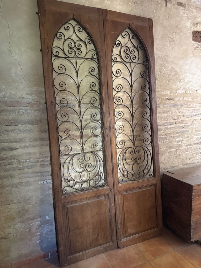 Puerta doble madera con reja forja