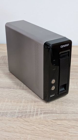 QNAP TS-121 NAS con disco 4TB