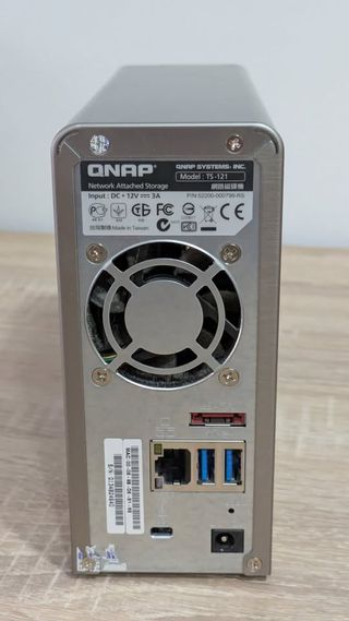 QNAP TS-121 NAS con disco 4TB