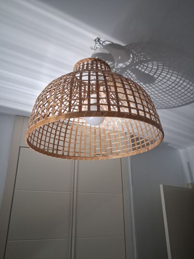 Lámpara de bambú tejida