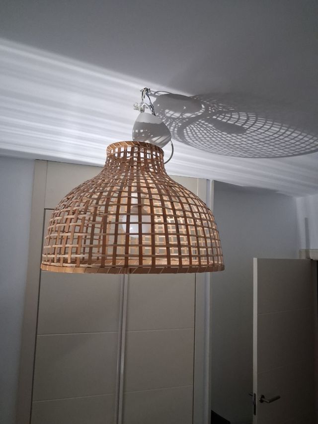 Lámpara de bambú tejida