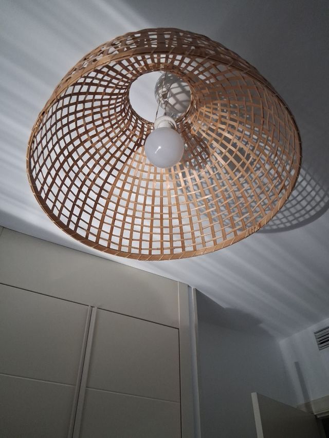 Lámpara de bambú tejida