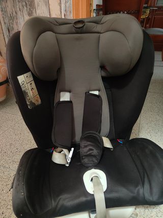 Silla de coche para bebé con Isofix.