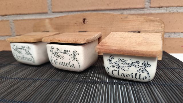 Especiero antiguo madera y cerámica