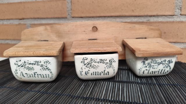 Especiero antiguo madera y cerámica