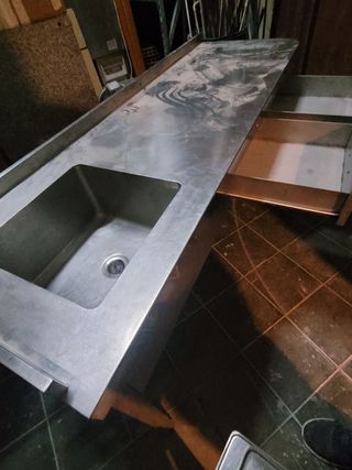 Mesa de acero inoxidable con pica