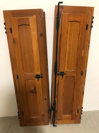 Puertas de madera rústicas con herrajes