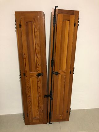 Puertas de madera rústicas con herrajes