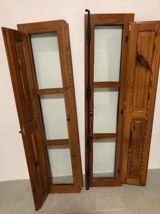 Puertas de madera rústicas con herrajes