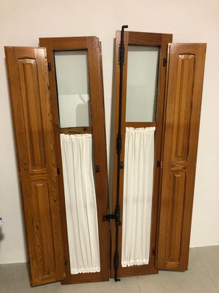 Puertas de madera rústicas con herrajes