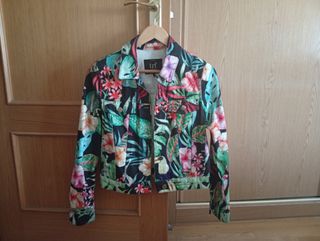 Cazadora vaquera Zara TRF Flores mujer