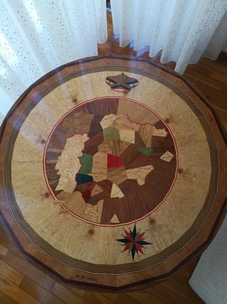 Mesa de salón artesanal de madera