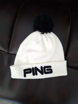 Gorro PING blanco con pompón negro