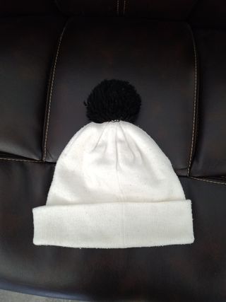 Gorro PING blanco con pompón negro