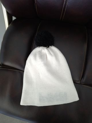 Gorro PING blanco con pompón negro