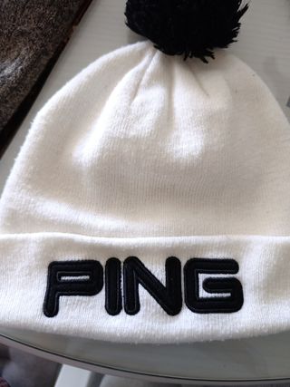 Gorro PING blanco con pompón negro