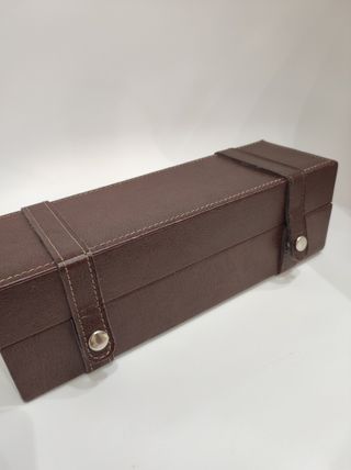 Elegante joyero de cuero marrón
