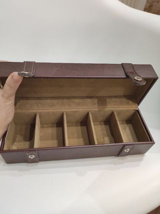Elegante joyero de cuero marrón