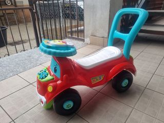 Macchina cavalcabile rossa con manico