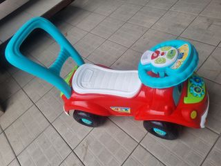 Macchina cavalcabile rossa con manico